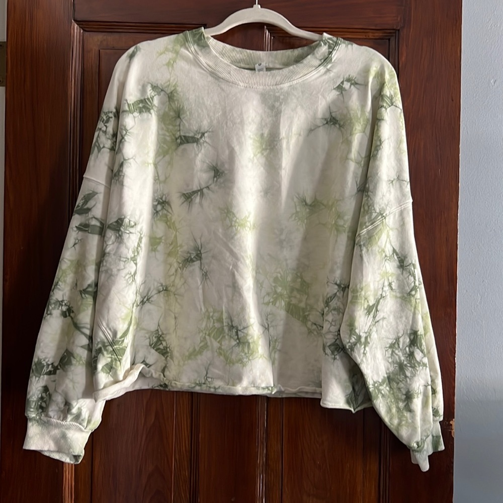 Green tie dye Lululemon cropped pullover size M/L